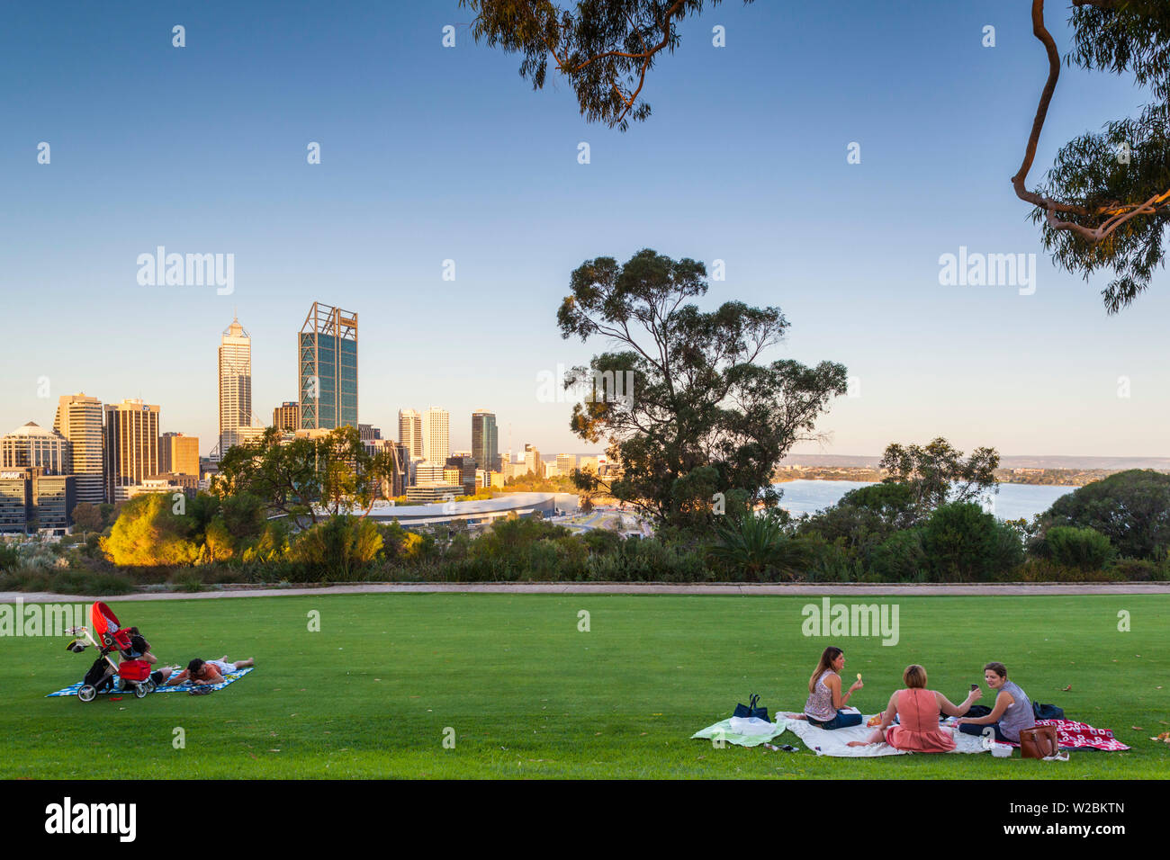 Australien, Western Australia, Perth, Menschen im Kings Park, am späten Nachmittag, NR Stockfoto