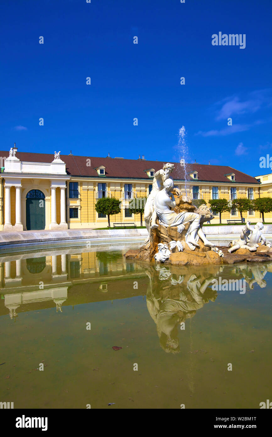 Brunnen in Schönbrunn, Wien, Österreich, Mitteleuropa Stockfoto