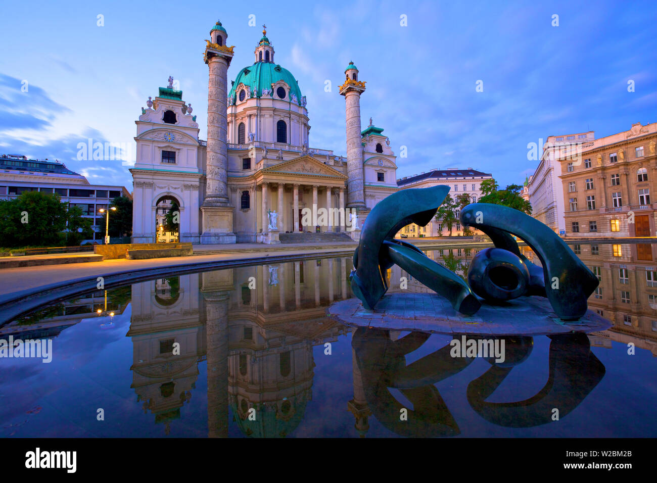 Karlskirche bei Dämmerung, Wien, Österreich, Mitteleuropa Stockfoto