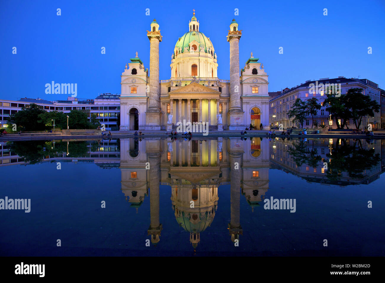 Karlskirche bei Dämmerung, Wien, Österreich, Mitteleuropa Stockfoto