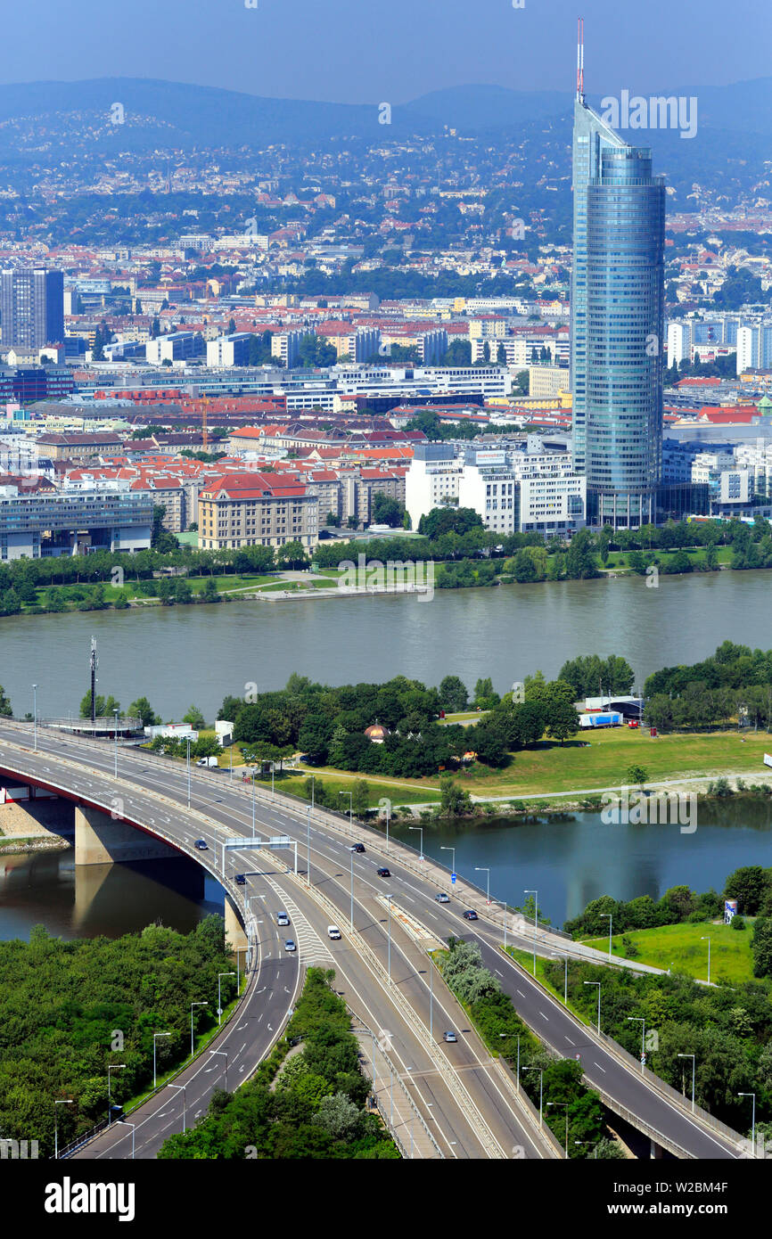 Wiener Millennium Tower, Stadtbild betrachtet vom Donauturm (Donauturm), Wien, Österreich Stockfoto