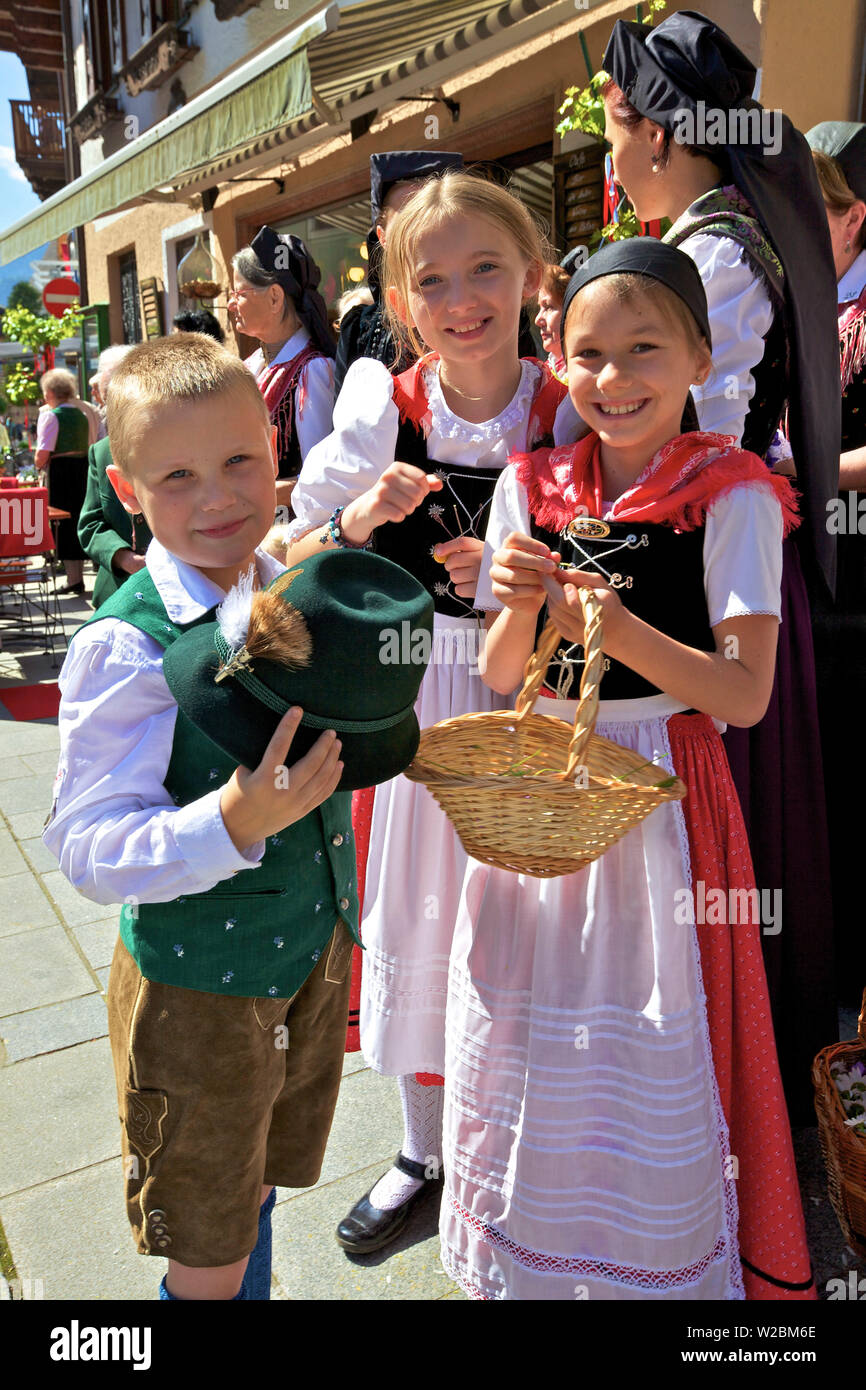 Teilnehmer am Fest Fronleichnam Feiern in ihrer traditionellen Kleidung, St. Wolfgang, Wolfgangsee, Österreich, Europa, Stockfoto