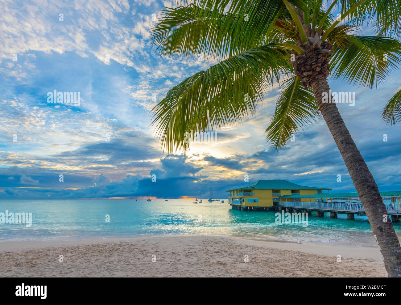 Karibik, Barbados, Bridgetown, Carlisle Bay, Kiesel Strand bei Sonnenuntergang Stockfoto
