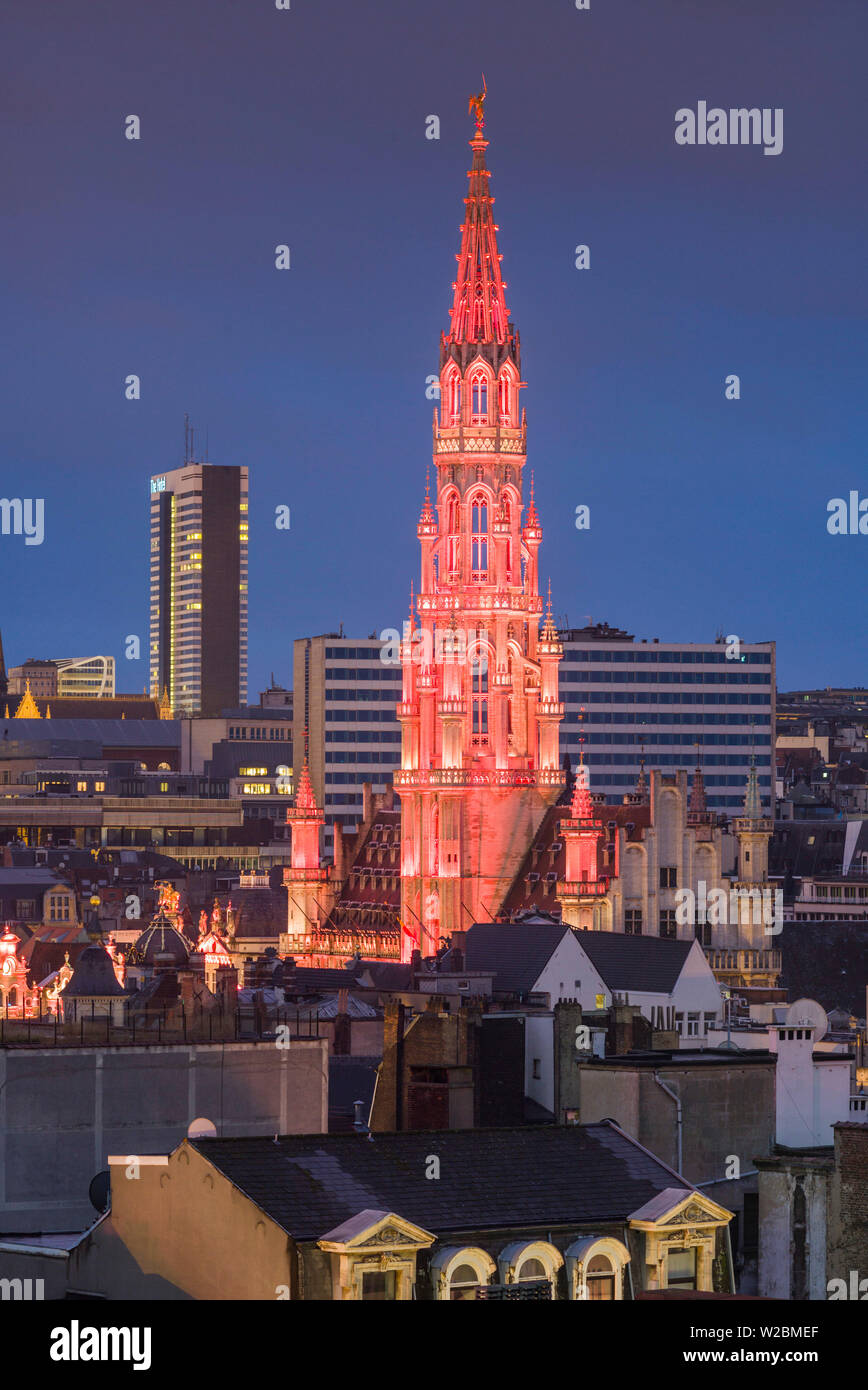 Belgien, Brüssel, Grand-Place, erhöhten Skyline mit Hotel de Ville, Dämmerung Stockfoto