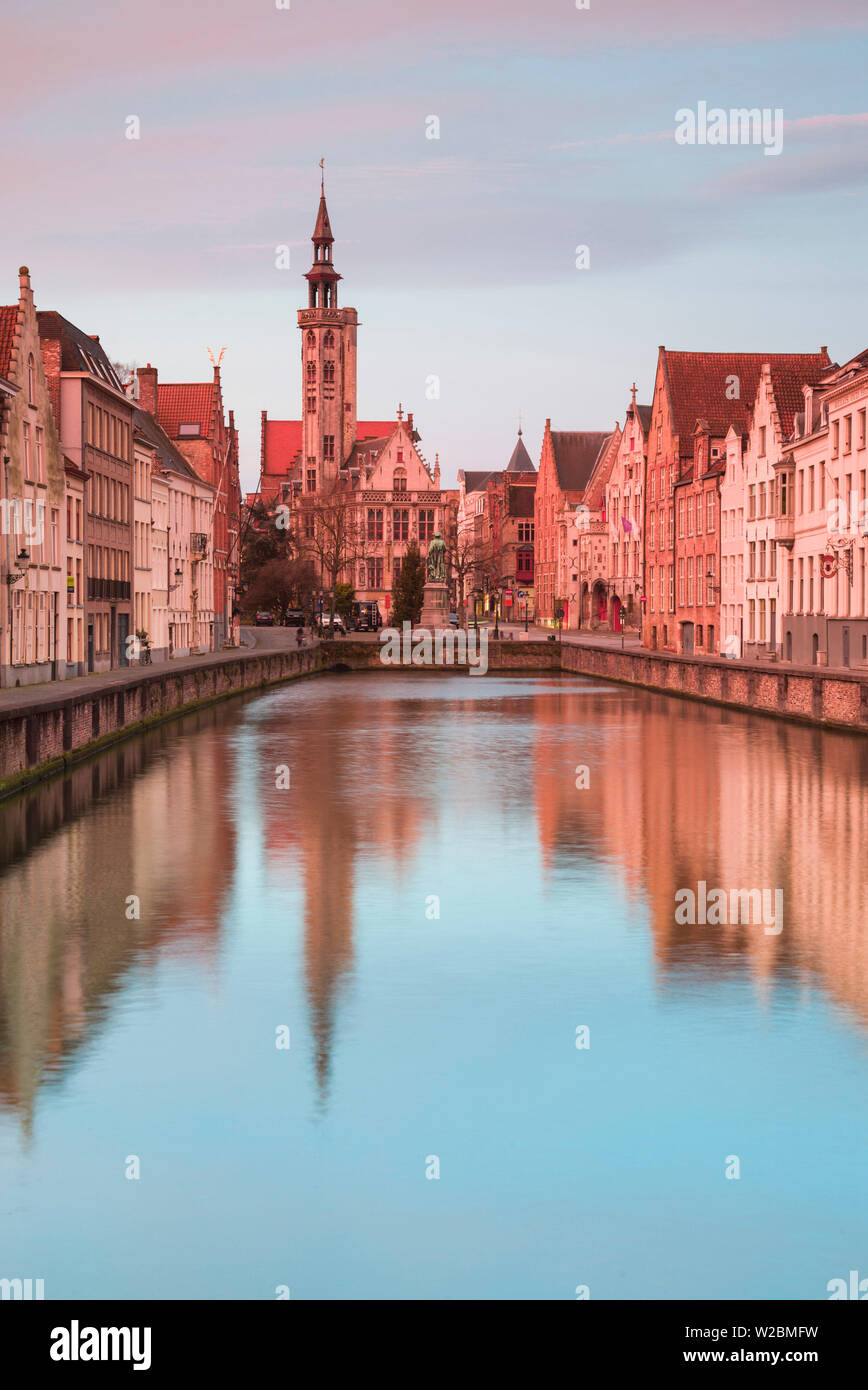 Belgien, Brügge, Blick auf den Kanal in Richtung Jan van Eyck Square, Morgendämmerung Stockfoto