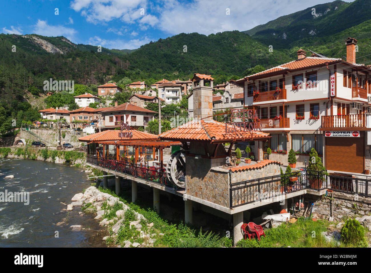 Bulgarien, südlichen Berge, Bachkovo, Restaurants am Flussufer Stockfoto