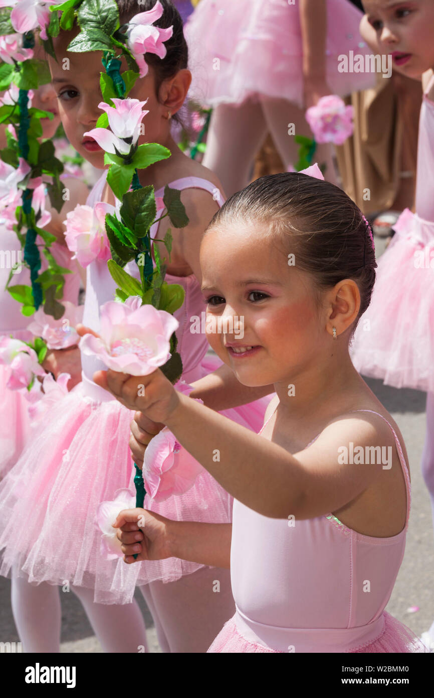 Bulgarien, Mittelgebirge, Kazanlak, Kazanlak Rosenfest, Stadt produziert 60 % der weltweit Rosenöl, Kinder in der Rose Parade, NR Stockfoto