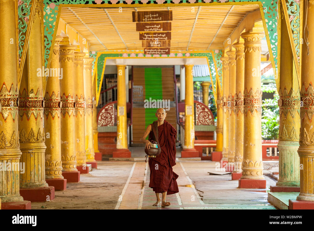 Mönch, Kha Khat Wain Kyaung Kloster, Bago (Pegu), Birma Stockfoto