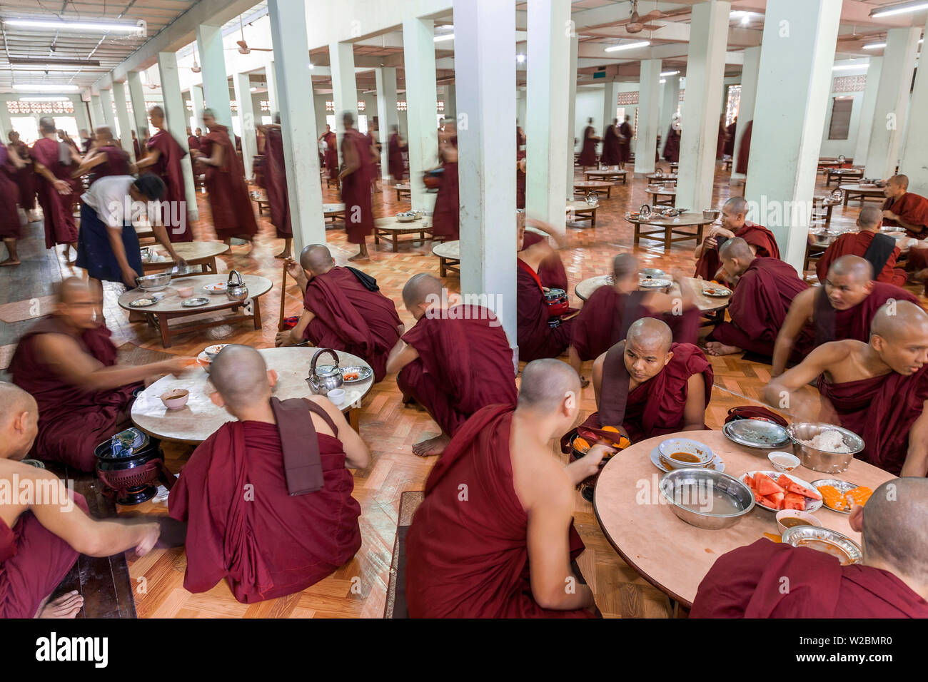 Mönche Speisen Kha Khat Wain Kyaung Kloster, Bago (Pegu), Birma Stockfoto