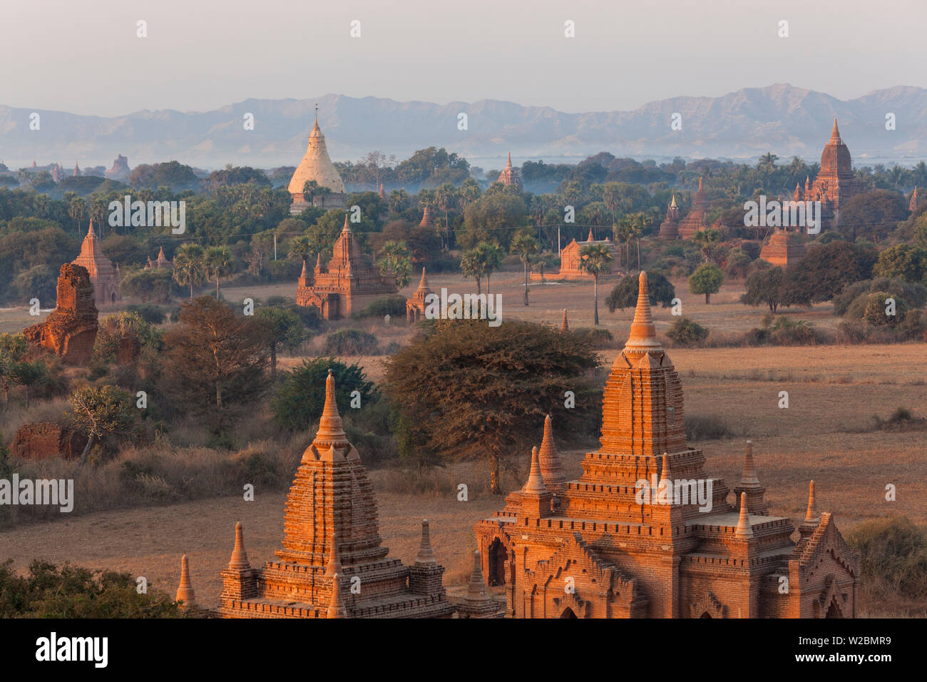 Blick auf die Pagoden und Tempel der alten zerstörten Stadt Bagan (Pagan), Myanmar (Burma) Stockfoto