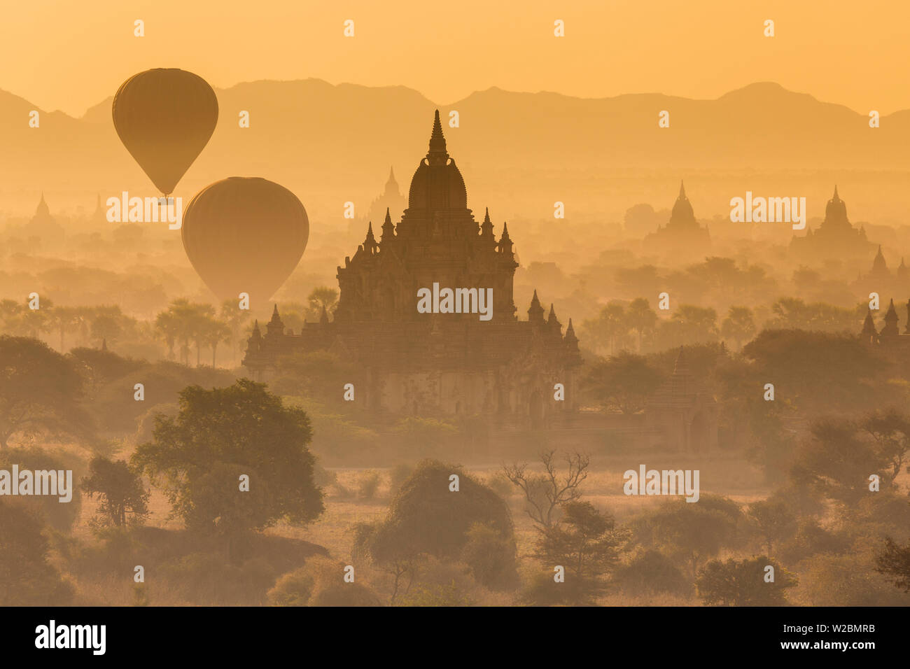 Ansicht der Pagoden und Tempel der alten Ruinenstadt Bagan (Pagan), & Ballons bei Sonnenaufgang, Myanmar (Birma) Stockfoto