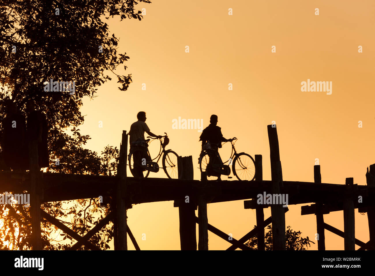 U-Bein-Teak-Brücke bei Sonnenuntergang, Mandalay, Myanmar Stockfoto