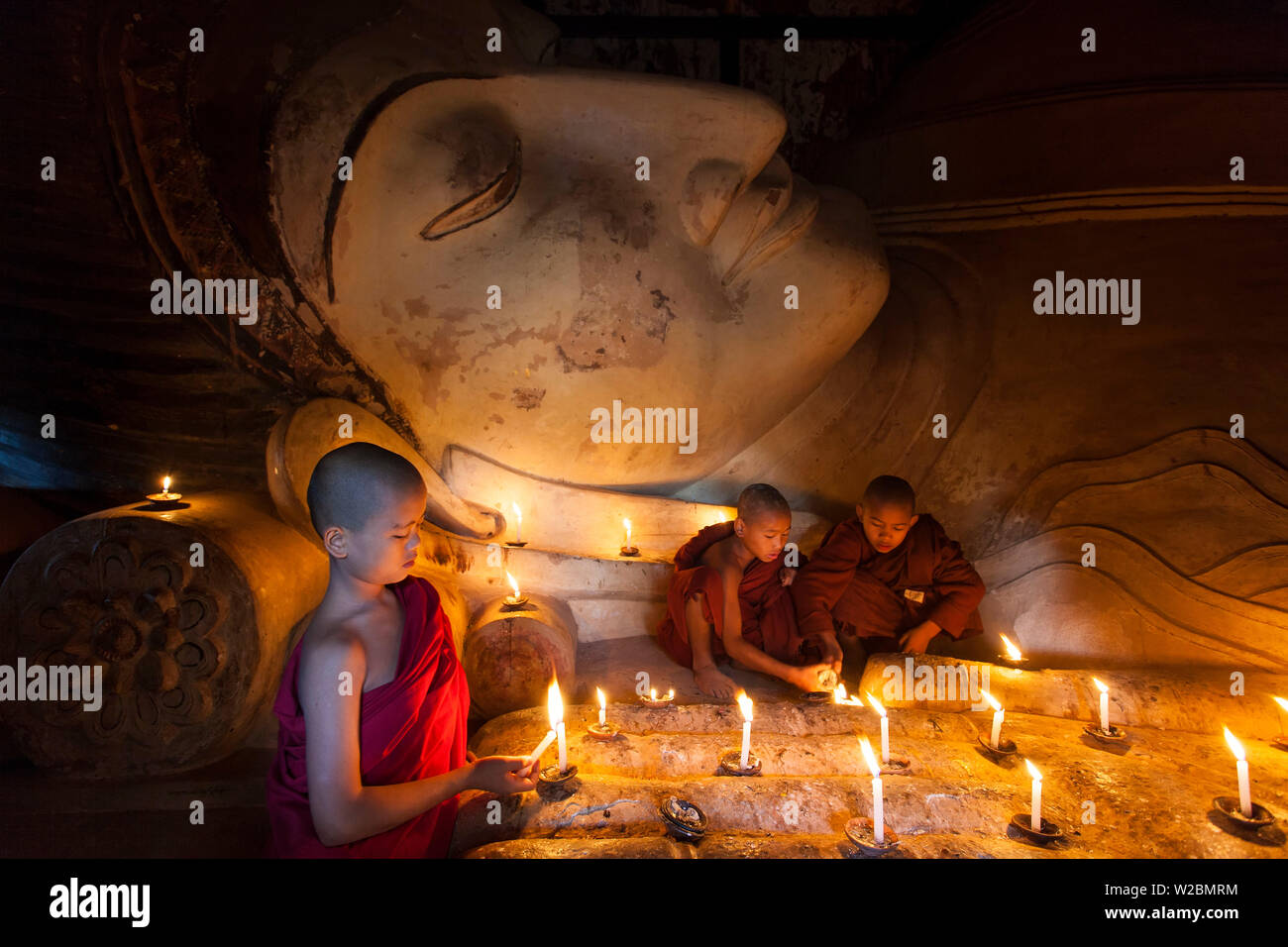 Junge Mönche & Liegenden Buddha, Bagan (Pagan), Myanmar (Birma) Stockfoto