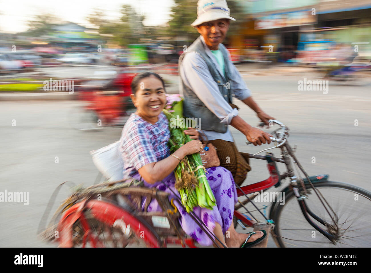 Frau verlassen Markt auf cycle Rickshaw, Mandalay, Myanmar (Birma) Stockfoto