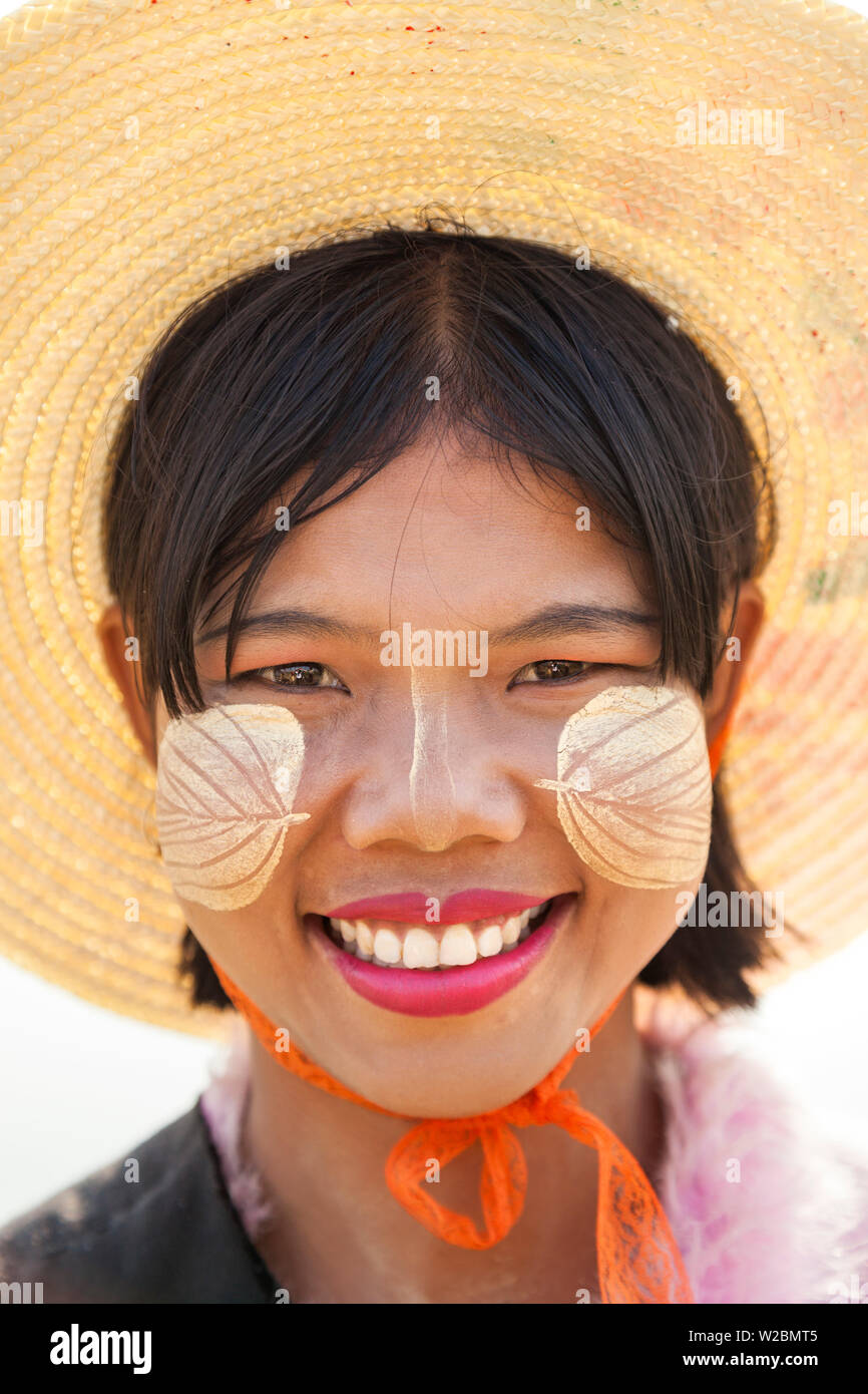 Thanakha paste Muster auf Gesicht zum Schutz der Haut vor der Sonne, Mandalay, Myanmar Stockfoto