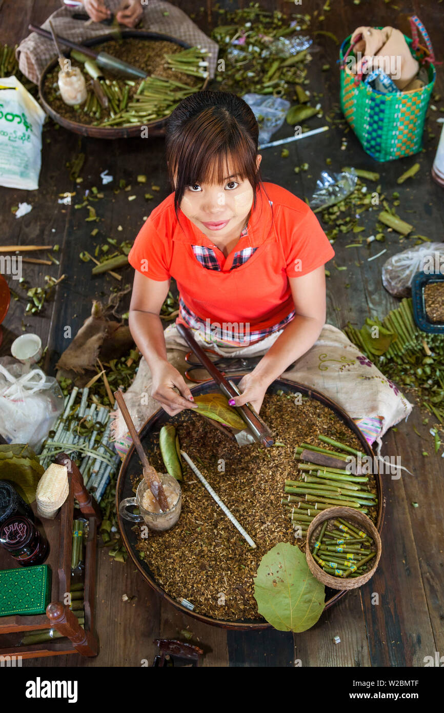 Burmesischen Frau, die traditionelle cheroot Zigarre, Inle See, Shan Staat, Myanmar (Birma) Stockfoto