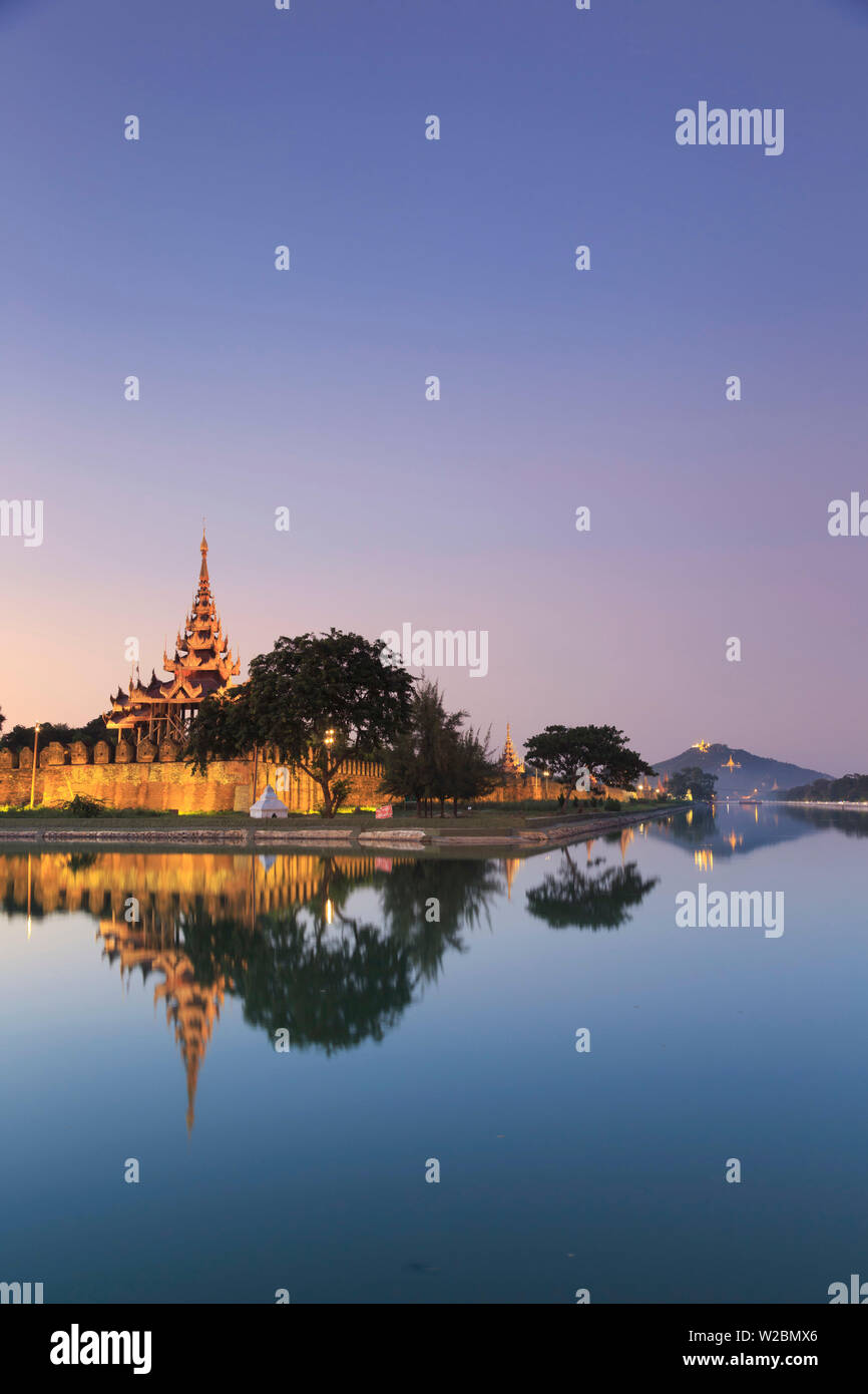 Myanmar (Burma), Mandalay, Wassergraben und Stadt Festungsmauern Stockfoto
