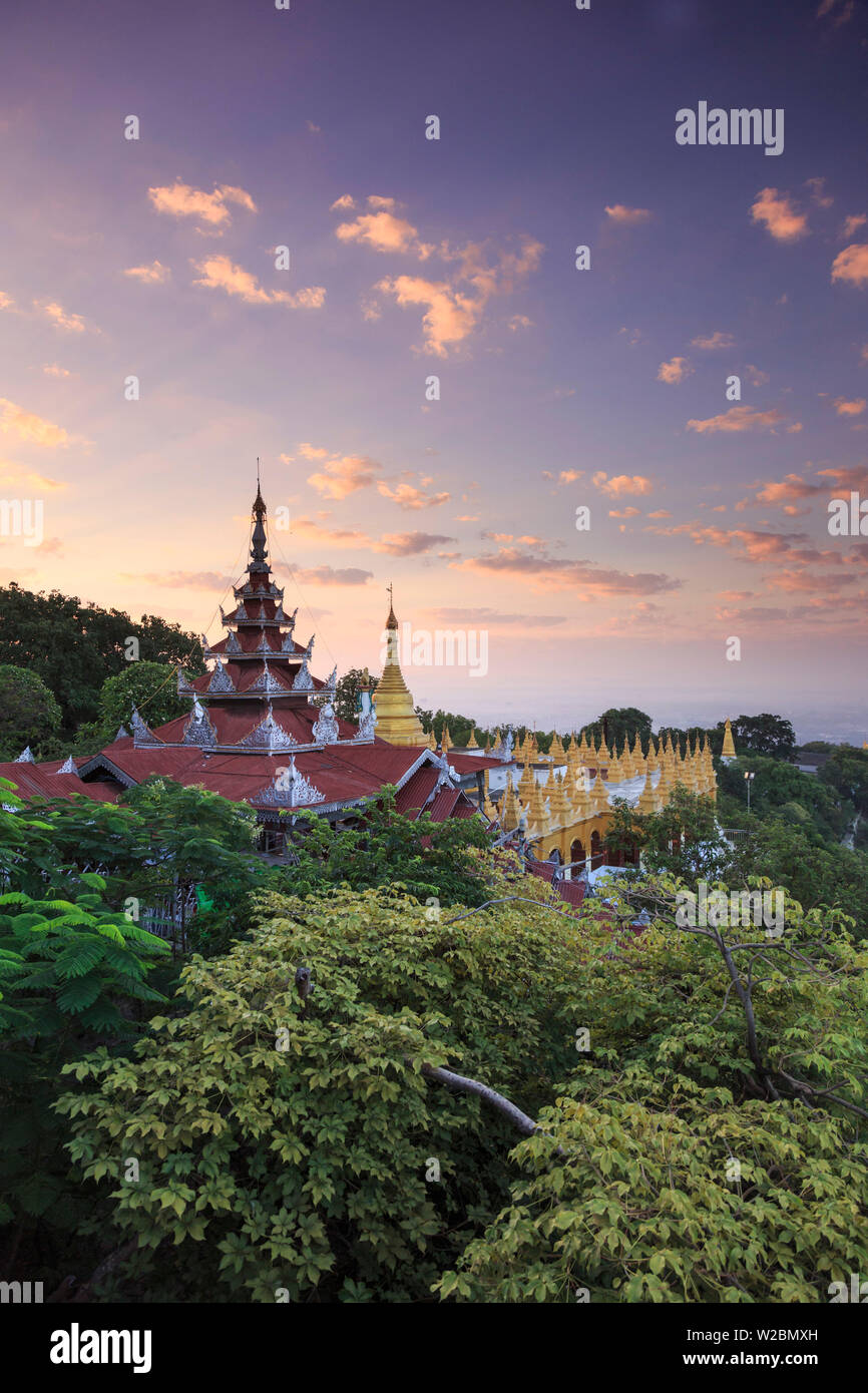 Myanmar (Burma), Mandalay, Mandalay Hill, Blick auf die Stadt und die umliegende Landschaft in der Morgendämmerung Stockfoto