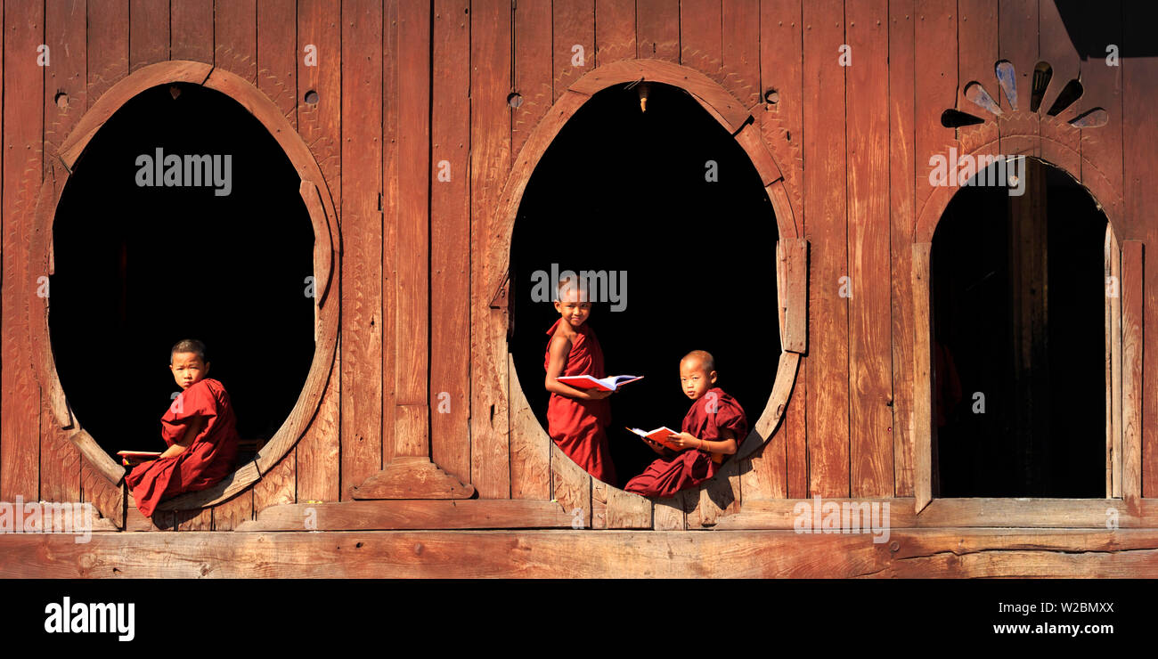 Myanmar (Burma), Shan Staat, Inle See, Nyaungshwe, Shwe Yaunghwe Kyaung Kloster, Novizen durch die Fenster der Teak ordination Hall Stockfoto