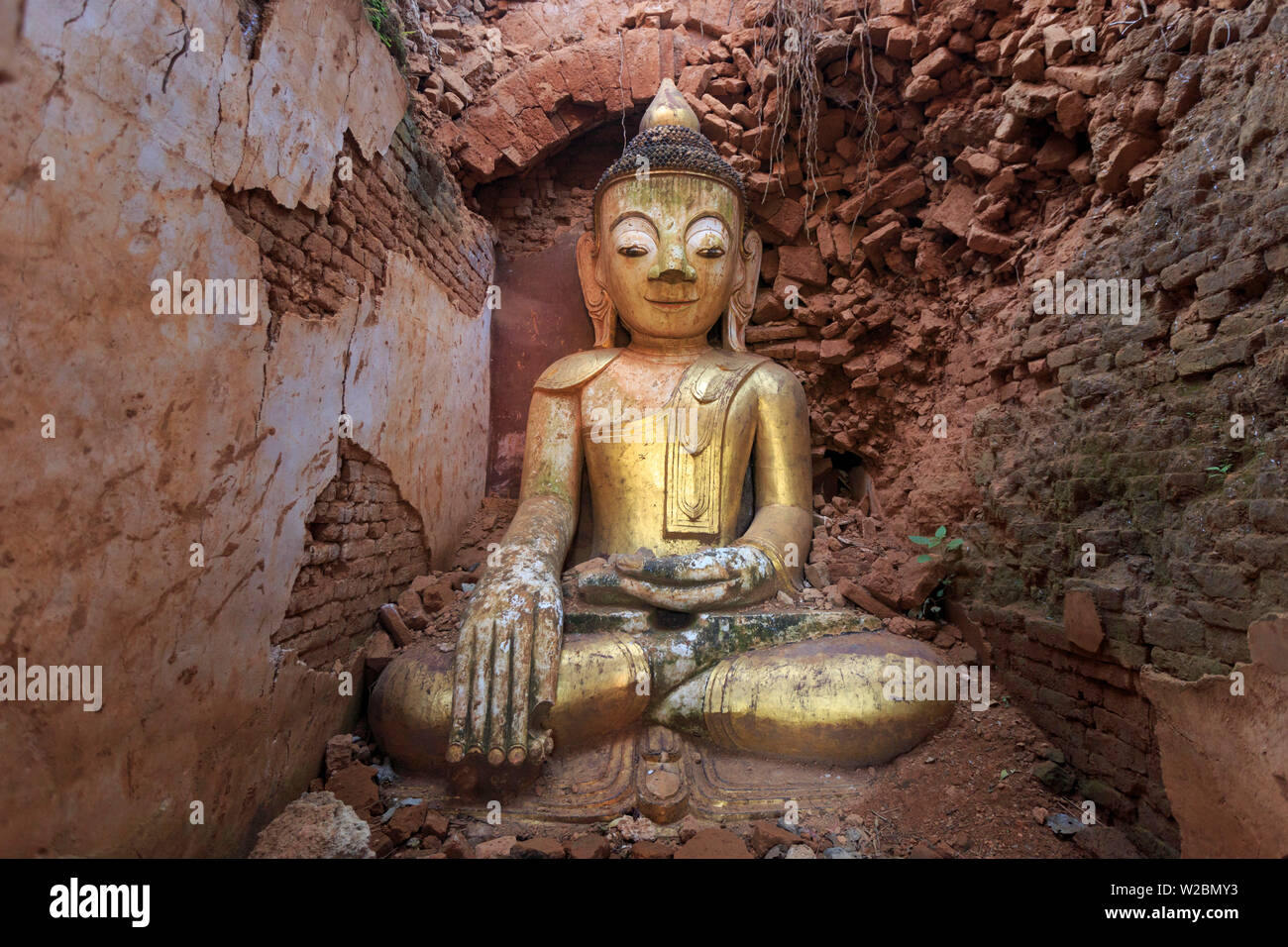 Myanmar (Burma), Shan Staat, Inle See, Inthein Dorf Nyaung Ohak alte Ruinen, alte Buddha in Ruinen Stockfoto