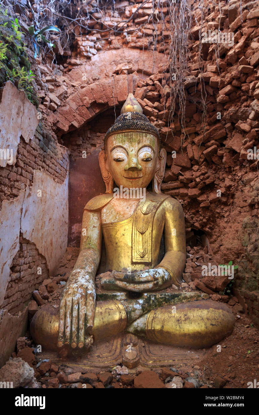 Myanmar (Burma), Shan Staat, Inle See, Inthein Dorf Nyaung Ohak alte Ruinen, alte Buddha in Ruinen Stockfoto