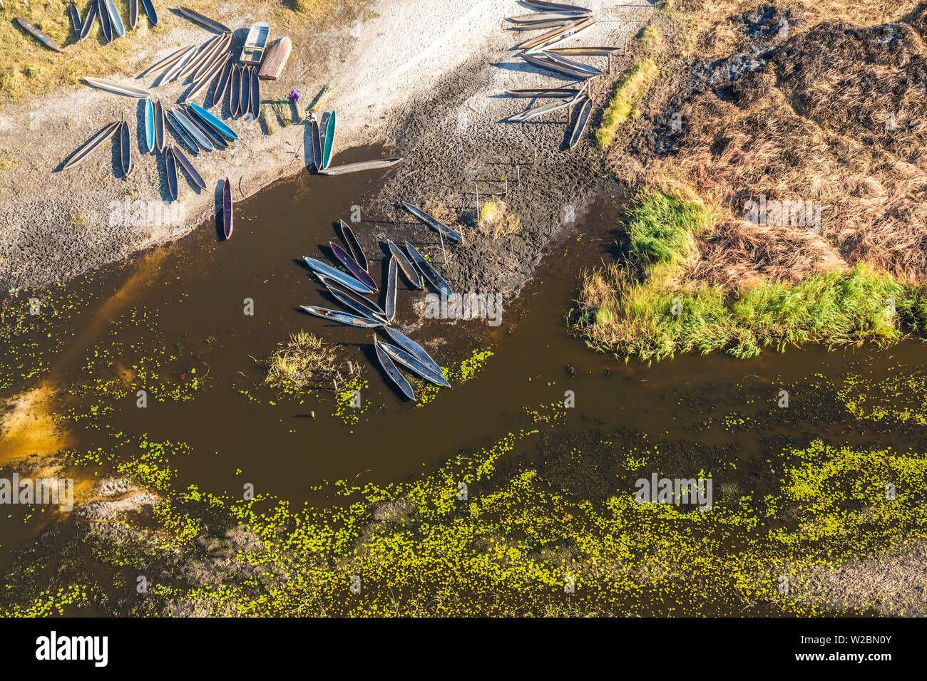 Luftaufnahme von dugout Kanus durch River Bank, Okavango Delta, Botswana, Afrika Stockfoto