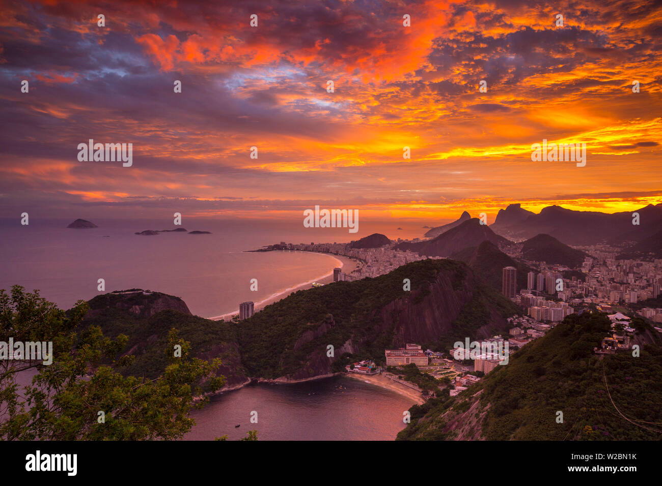 Strand von Copacabana und Rio de Janeiro aus dem Zuckerhut, Brasilien Stockfoto