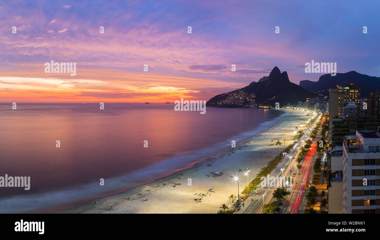 Sonnenuntergang über den Strand von Ipanema und Dois Irmaos (zwei Brüder) Berg, Rio de Janeiro, Brasilien, Südamerika Stockfoto