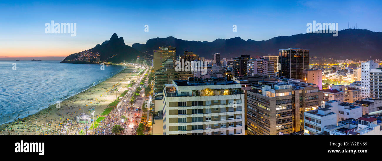 Sonnenuntergang über den Strand von Ipanema und Dois Irmaos (zwei Brüder) Berg, Rio de Janeiro, Brasilien, Südamerika Stockfoto