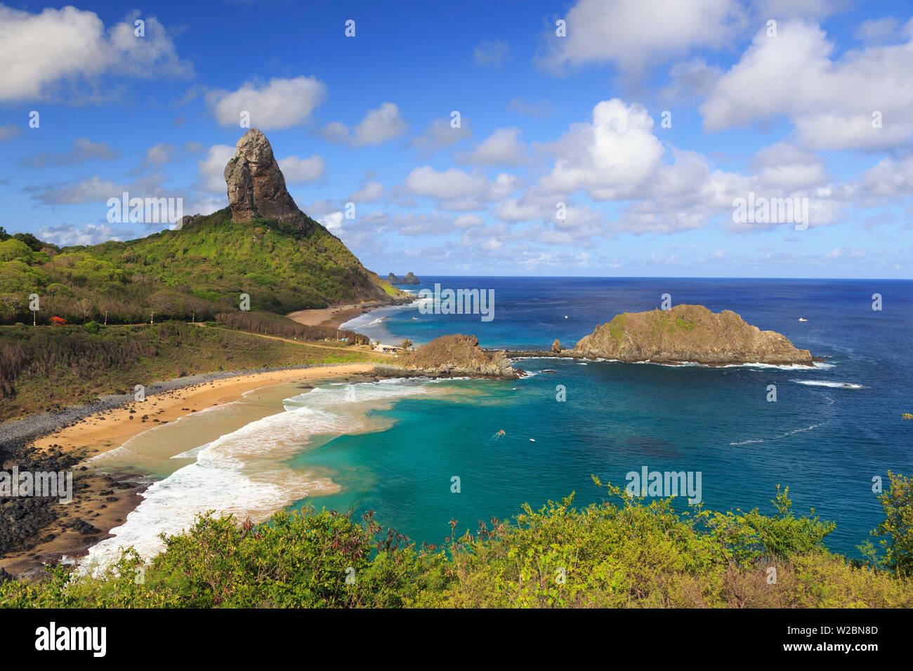 Brasilien, Fernando De Noronha, Conceicao, Meio und Cachorro Strand mit Morro Pico Berg im Hintergrund Stockfoto