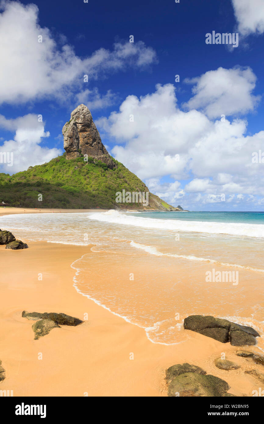 Brasilien, Fernando De Noronha, Conceição Strand mit Morro Pico Berg im Hintergrund Stockfoto