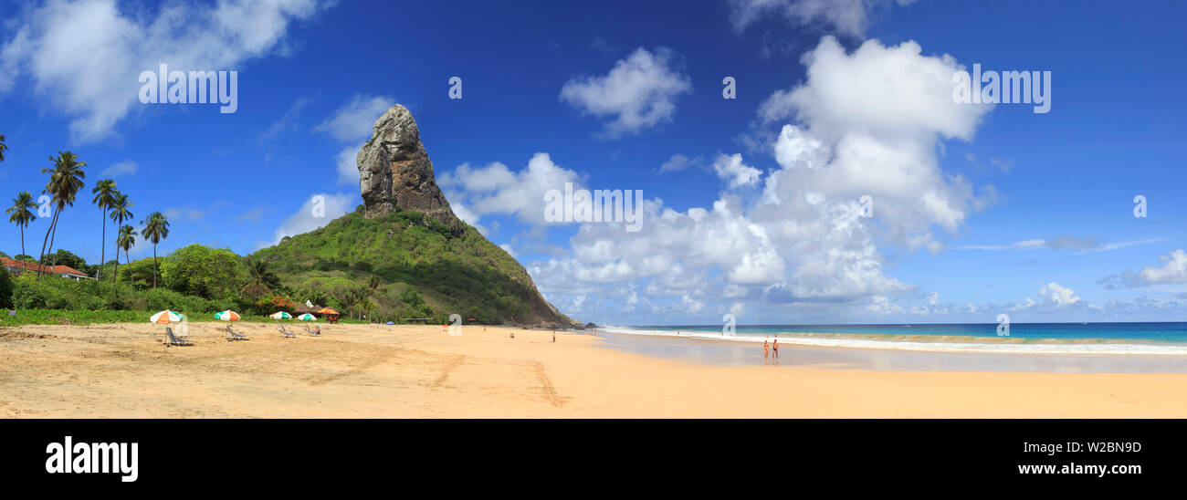 Brasilien, Fernando De Noronha, Conceição Strand mit Morro Pico Berg im Hintergrund Stockfoto
