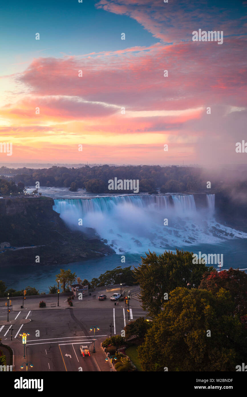 Kanada und USA, Ontario und New York State, Niagara, Niagara Falls, Blick auf die amerikanische und die Bridal Veil Falls in der Morgendämmerung Stockfoto