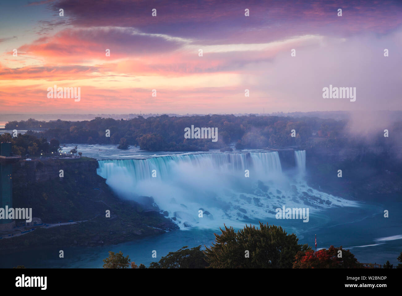 Kanada und USA, Ontario und New York State, Niagara, Niagara Falls, Blick auf die amerikanische und die Bridal Veil Falls in der Morgendämmerung Stockfoto