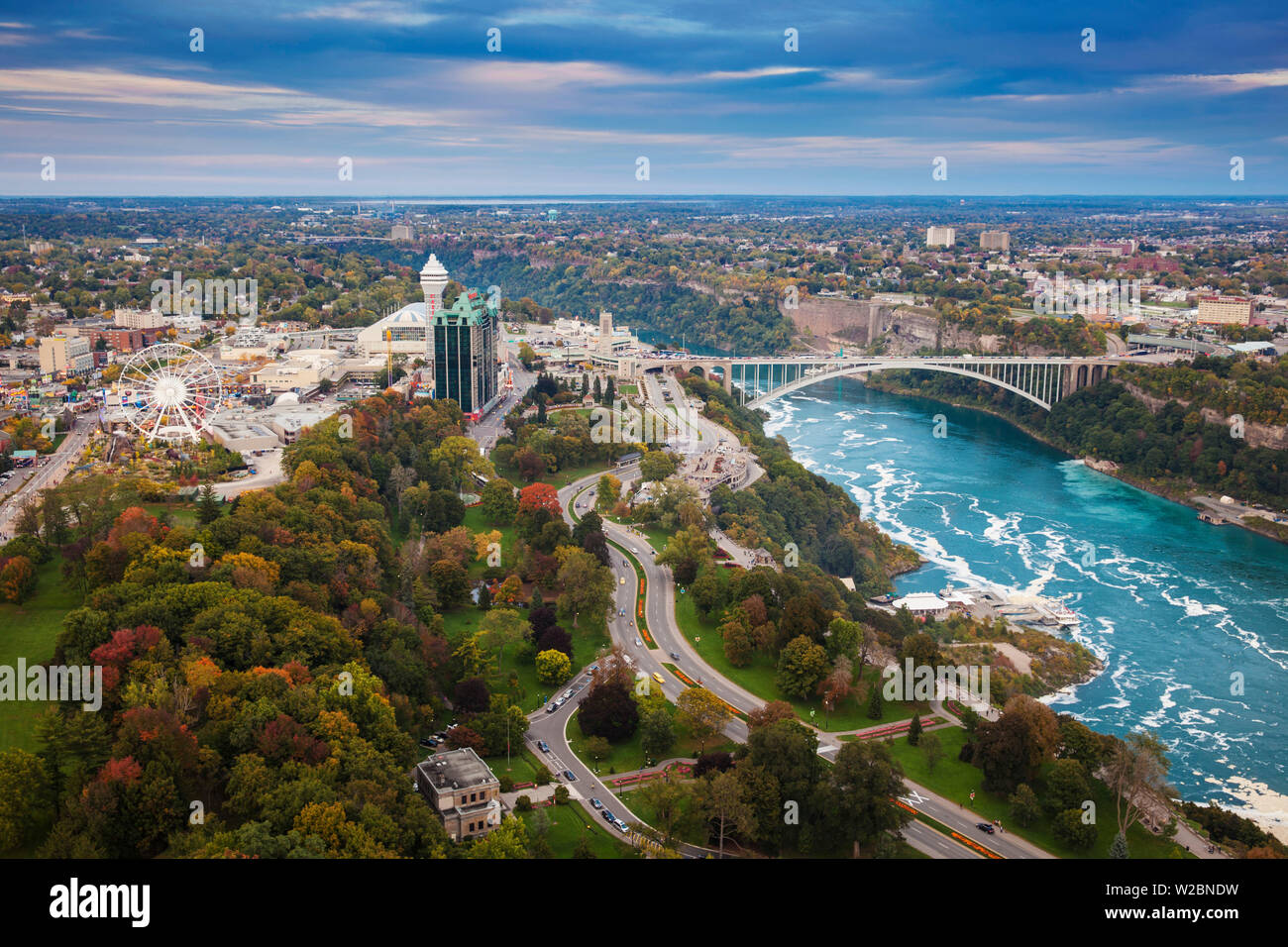 Kanada und USA, Ontario und New York State, Niagara, Blick über den Victoria Park in Richtung Sheraton on the Falls Hotel und Rainbow Bridge Stockfoto