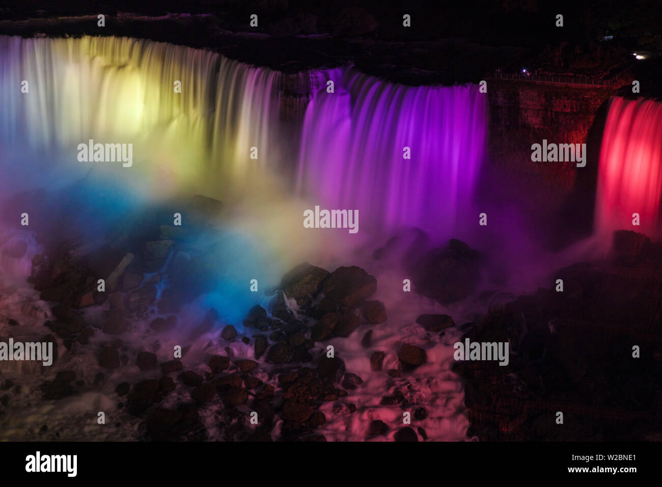 Kanada und USA, Ontario und New York State, Niagara, Niagara Falls, die amerikanische und die Bridal Veil Falls bei Nacht beleuchtet Stockfoto