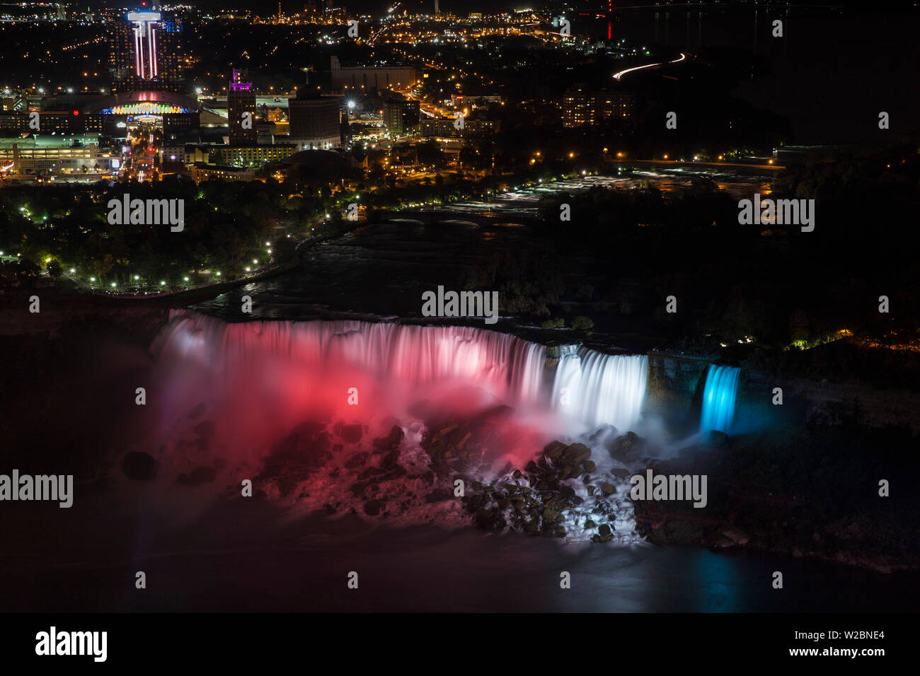 Kanada und USA, Ontario und New York State, Niagara, Niagara Falls, die amerikanische und die Bridal Veil Falls bei Nacht beleuchtet Stockfoto