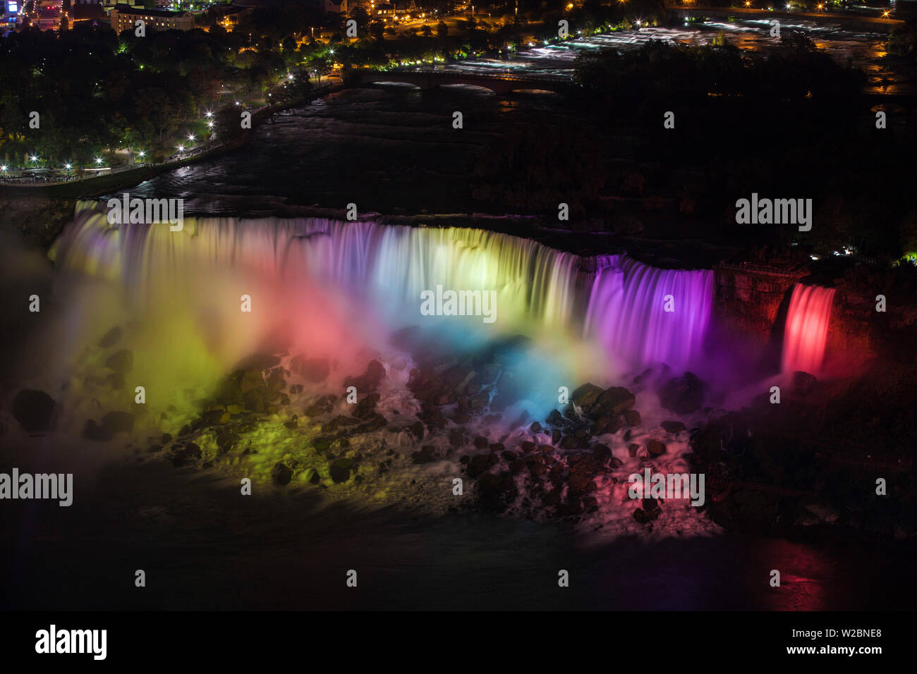 Kanada und USA, Ontario und New York State, Niagara, Niagara Falls, die amerikanische und die Bridal Veil Falls bei Nacht beleuchtet Stockfoto