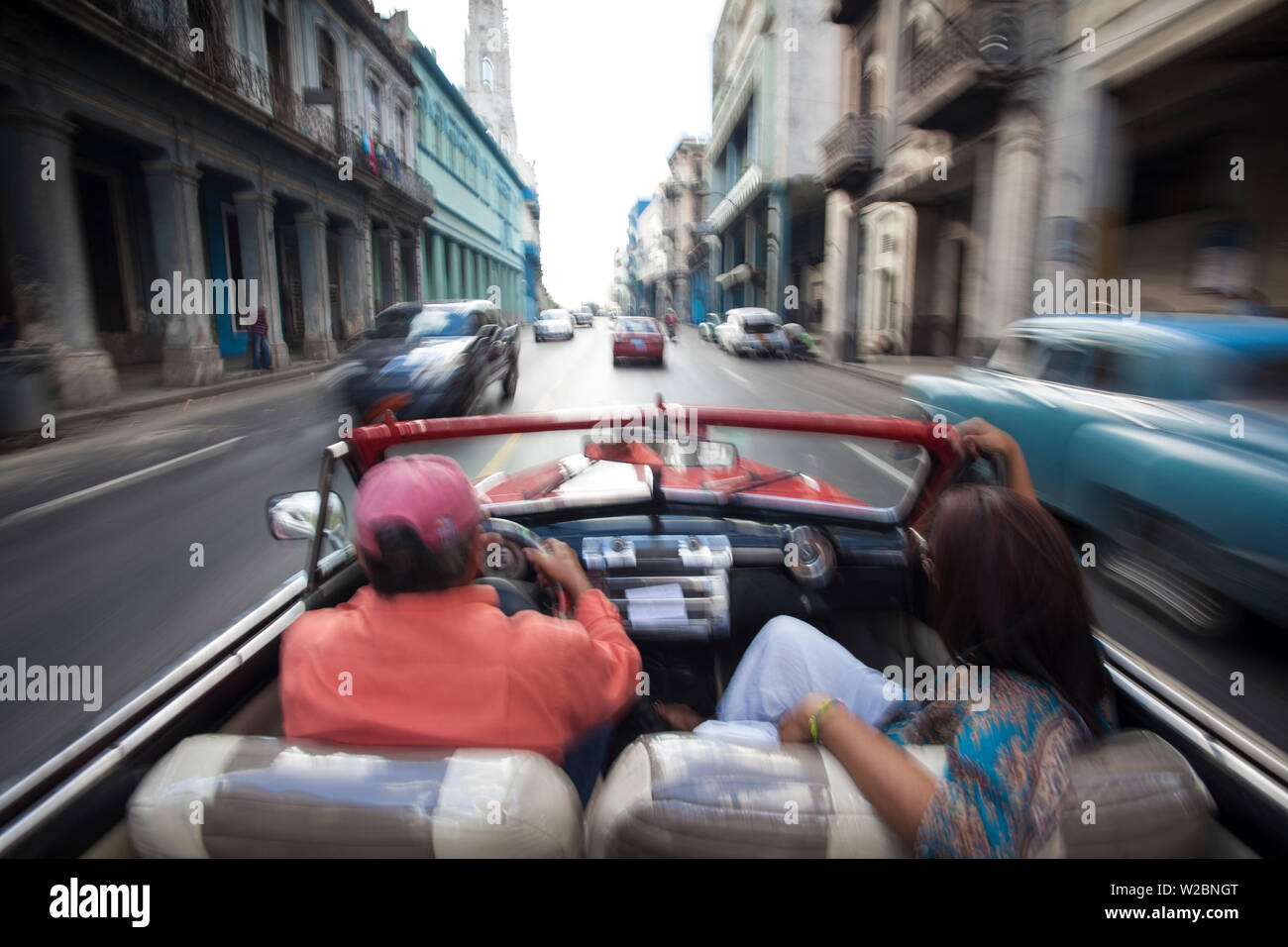 Fahrt durch Centro Habana in einem 50er Buick Convertible, Havanna, Kuba Stockfoto