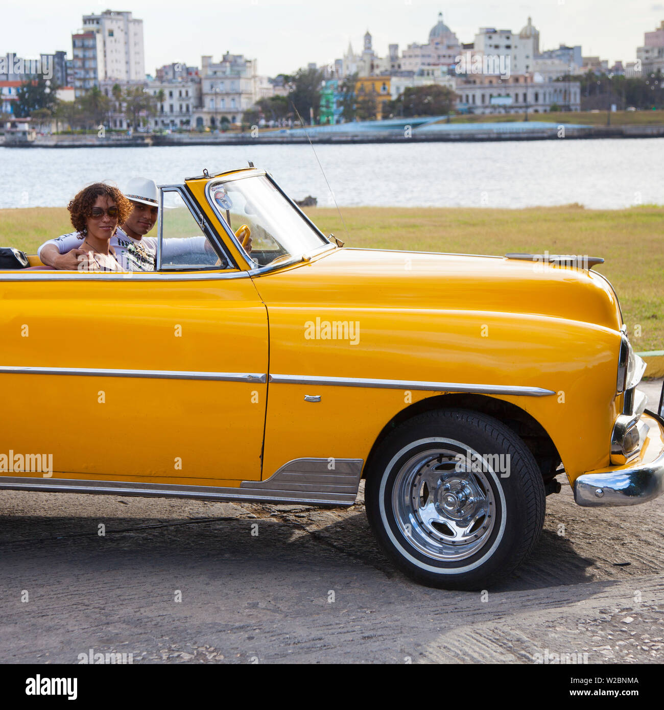 Junges Paar in einem klassischen 50er Chevrolet, Havanna, Kuba (MR) Stockfoto