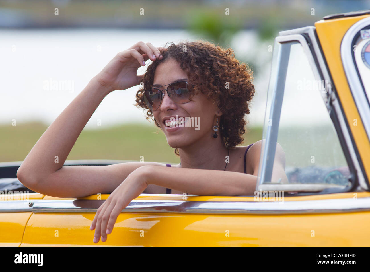 Junge Frau in einem klassischen 50er Chevrolet, Havanna, Kuba (MR) Stockfoto