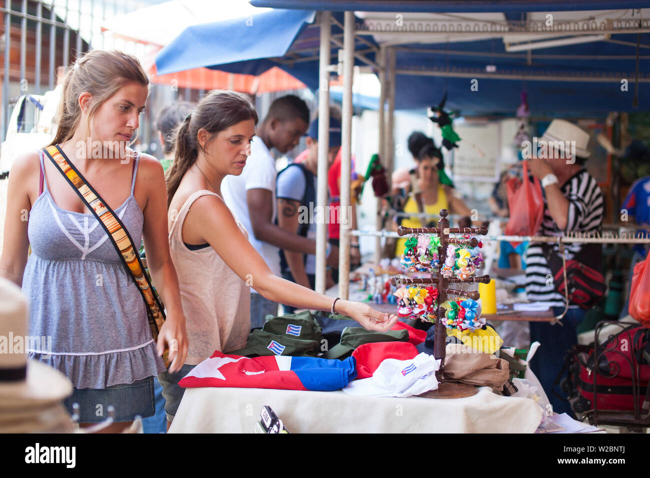 Touristen im Handwerk Markt, Habana Vieja, Havanna, Kuba Stockfoto