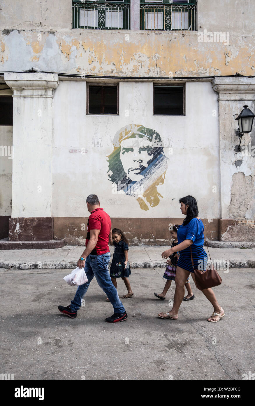 Familie vor der Che Guevara Wandbild, Habana Vieja, Havanna, Kuba Stockfoto