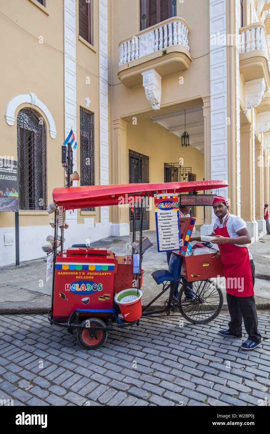 Straßenhändler in Plaza Vieja, Habana Vieja, Havanna, Kuba Stockfoto