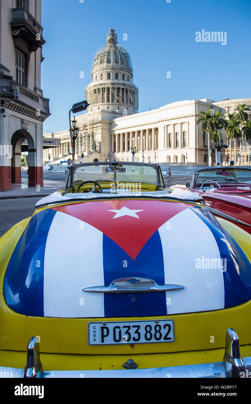 Classic American Auto mit der Kubanischen Flagge auf der boot, Parque Central, Havanna, Kuba lackiert Stockfoto