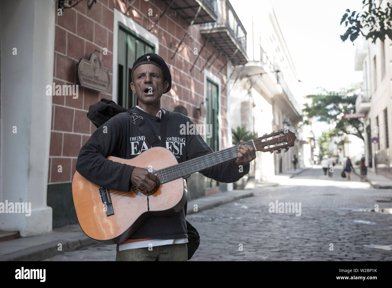Man Gitarre spielen in den Straßen von Habana Vieja, Havanna, Kuba Stockfoto