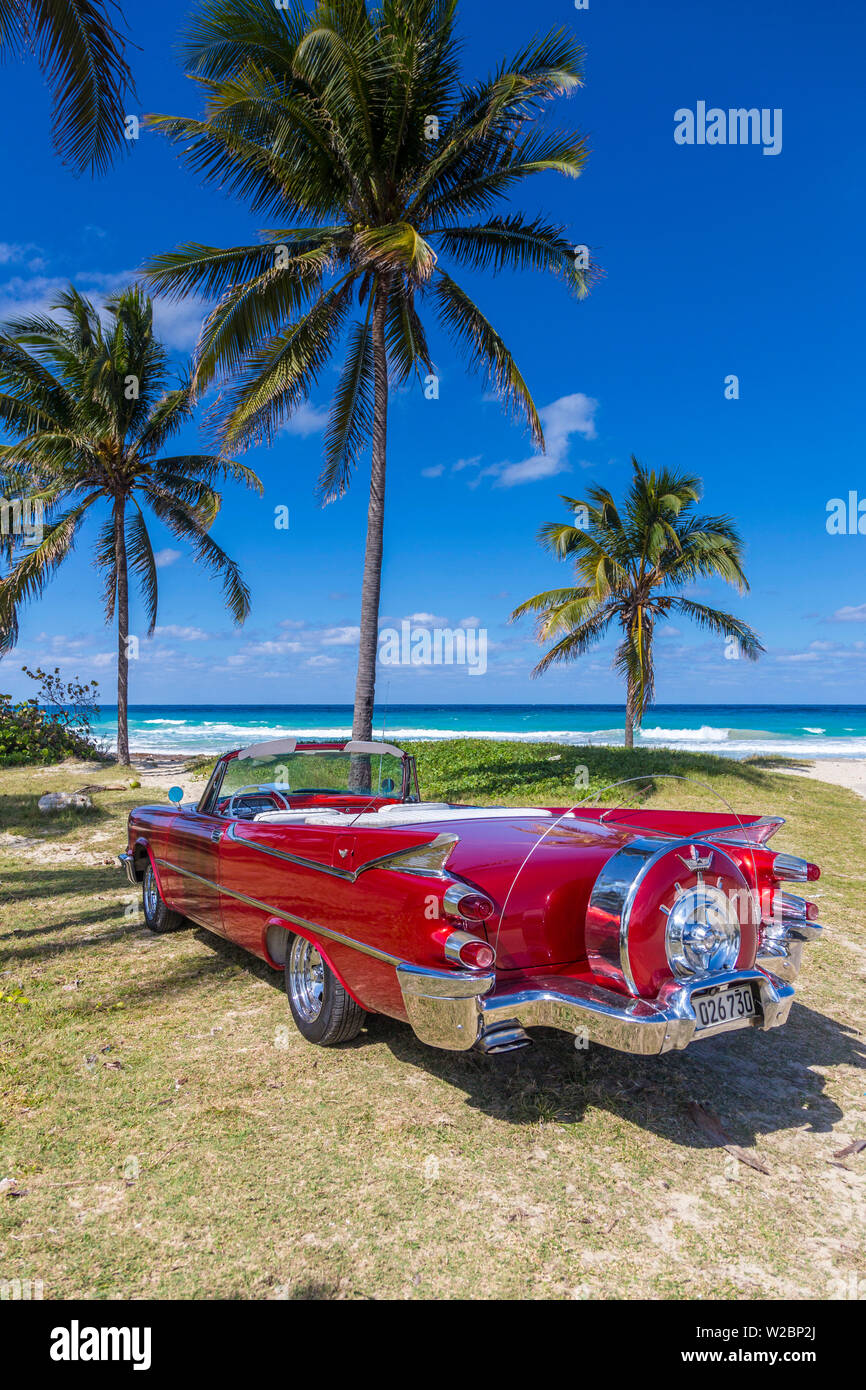 1959 Dodge Custom treu Celica Cabrio, Playa del Este, Havanna, Kuba Stockfoto