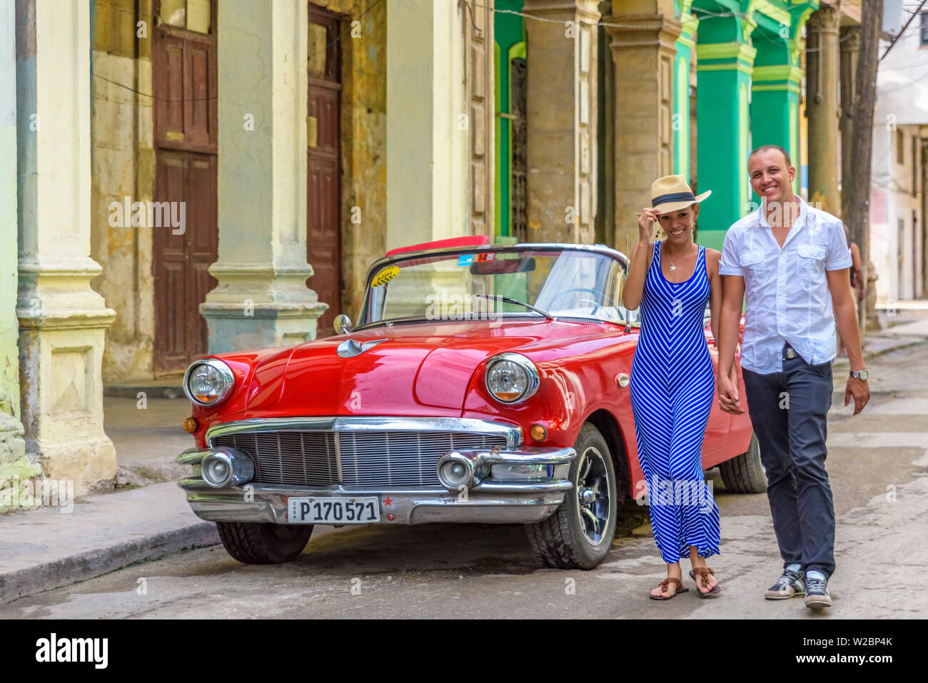 Kuba, Havanna, La Habana Vieja, Touristen, 50er klassische amerikanische Buick (MR) Stockfoto