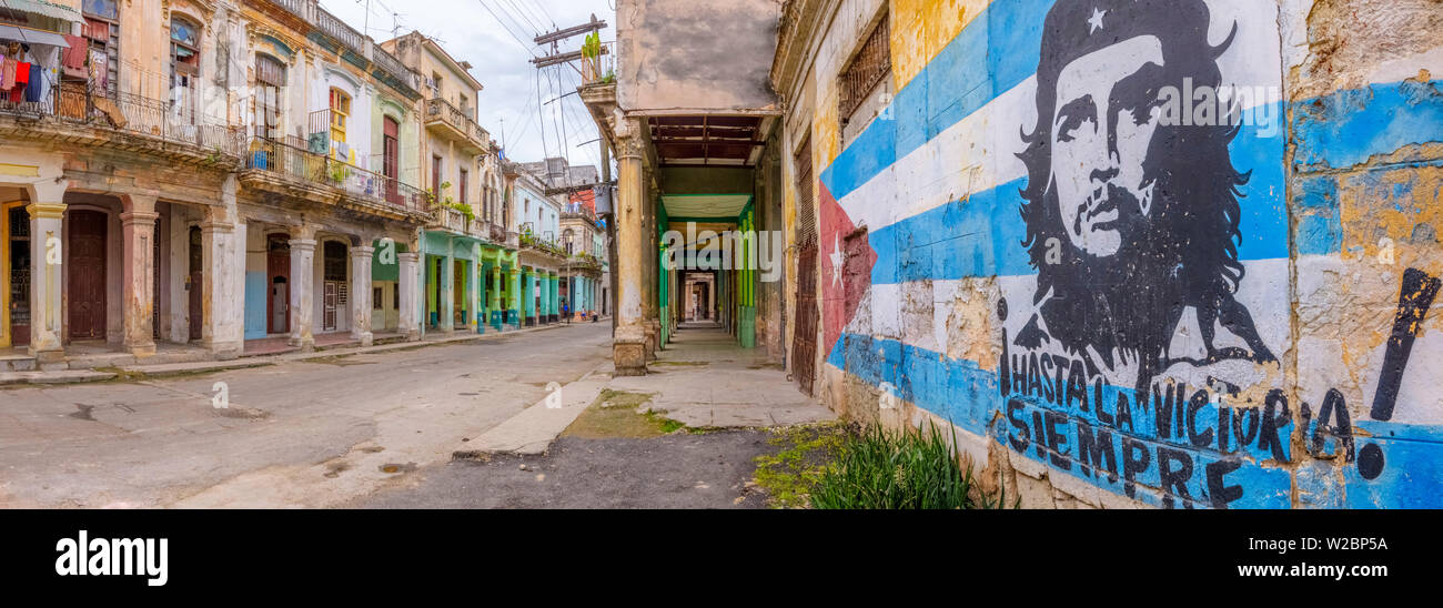 Kuba, Havanna, La Habana Vieja, Che Guevara und kubanische Flagge Wandbild Stockfoto
