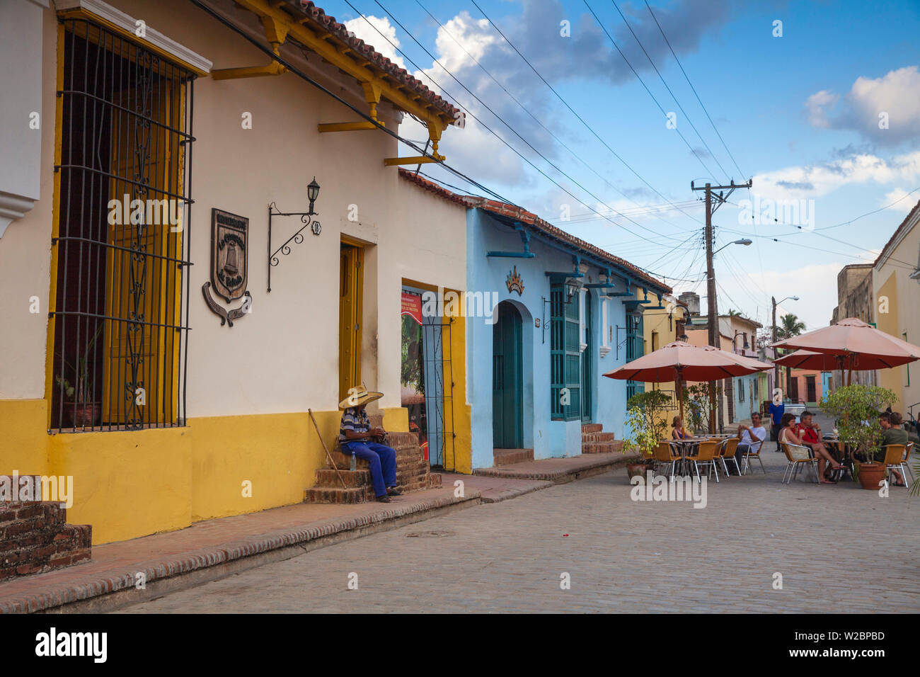 Kuba, Camaguey, Camagüey Province, die Plaza San Juan de Dios, Ederly ...